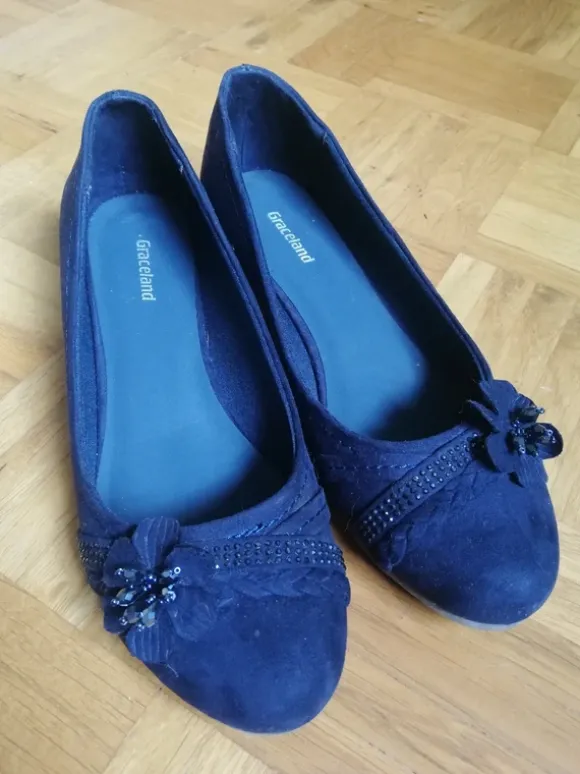 Ballarinas blau mit durchgehendem Keilabsatz