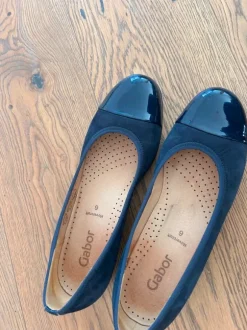 Ballerinas Gr. 6 39 Dunkelblau mit Lackkappe Schwarz Pumps