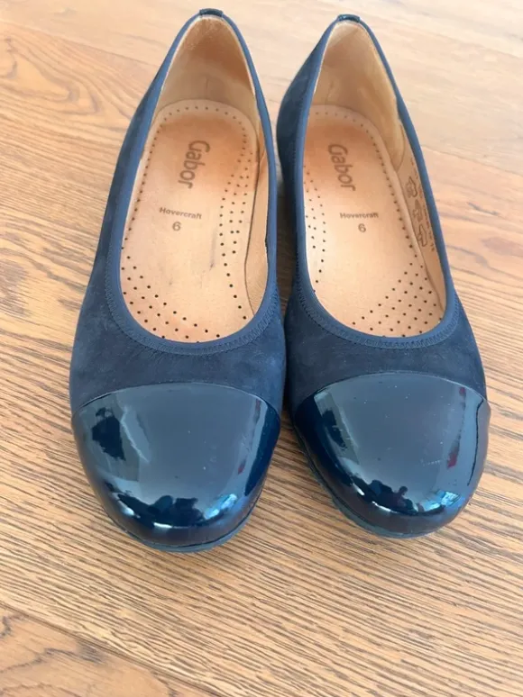 Ballerinas Gr. 6 39 Dunkelblau mit Lackkappe Schwarz Pumps