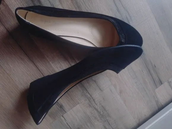Ballerinas mit Keilabsatz und Pailletten