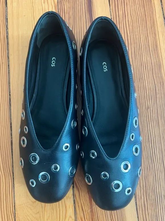Ballerinas von COS mit Nieten, Gr. 39