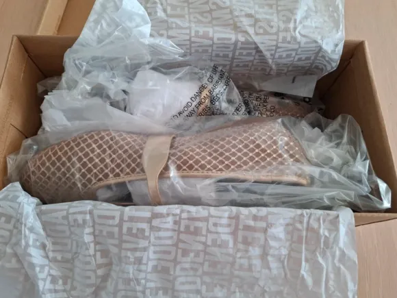 Ballerines dorées neuves 37 Steve Madden