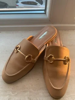 Beige instappers maat 37
