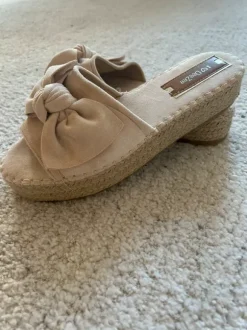 Beige Sandalen / Pantoletten mit Schleife von Deezee