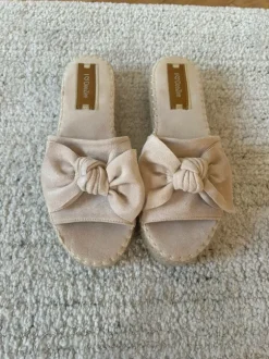 Beige Sandalen / Pantoletten mit Schleife von Deezee