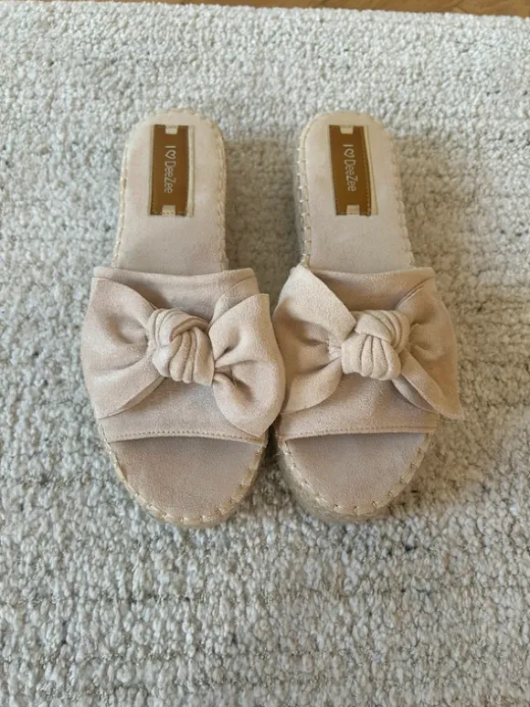 Beige Sandalen / Pantoletten mit Schleife von Deezee