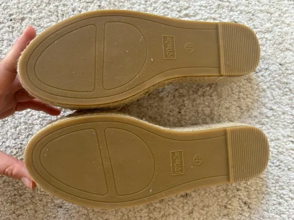Beige Sandalen / Pantoletten mit Schleife von Deezee