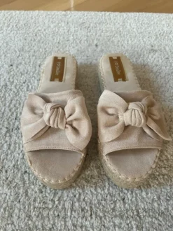 Beige Sandalen / Pantoletten mit Schleife von Deezee