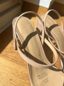 Beige Sandalen im Lacklook / Gr. 40 / H&M