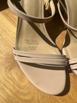 Beige Sandalen im Lacklook / Gr. 40 / H&M