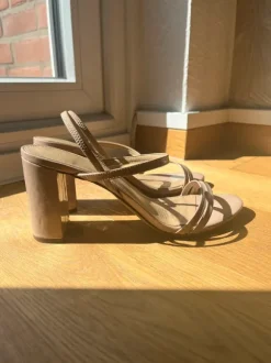 Beige Sandalen im Lacklook / Gr. 40 / H&M