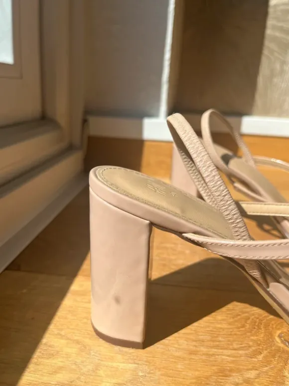 Beige Sandalen im Lacklook / Gr. 40 / H&M