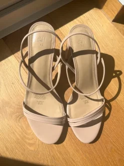 Beige Sandalen im Lacklook / Gr. 40 / H&M