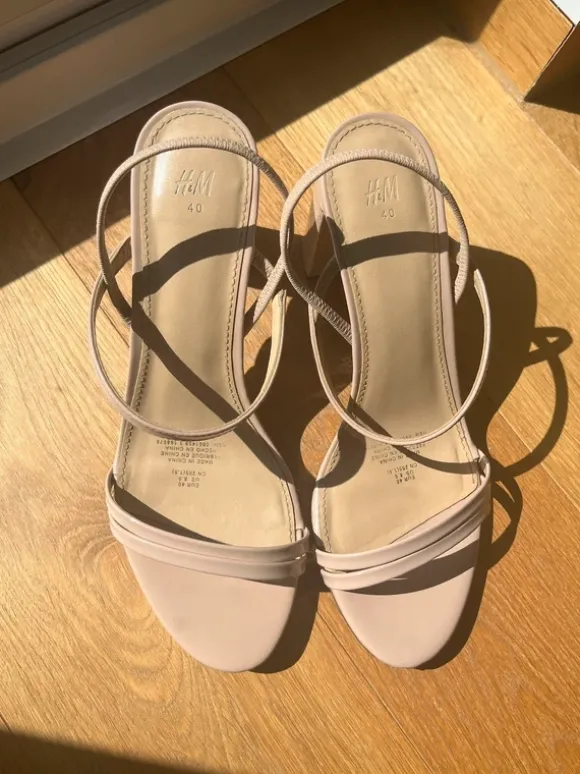 Beige Sandalen im Lacklook / Gr. 40 / H&M