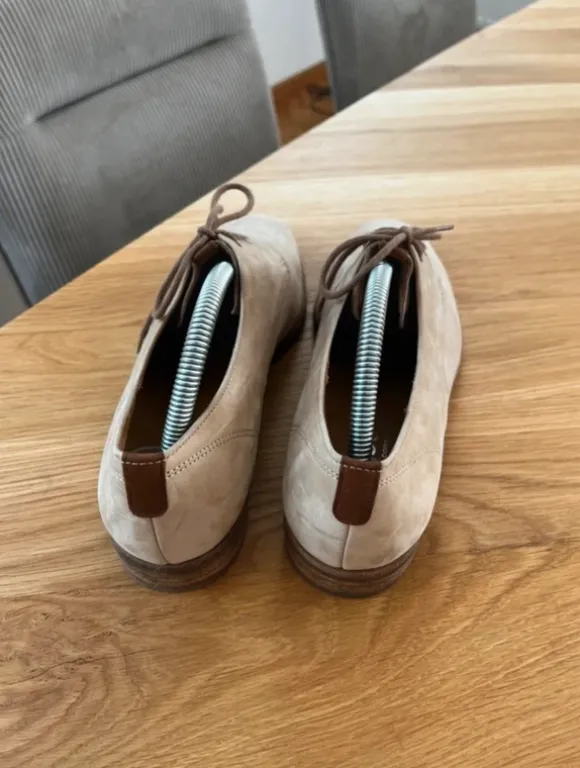 Beige Schnürschuhe aus Wildleder von Gabor