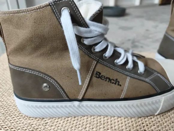 Bench Chucks Sneaker in Beige.