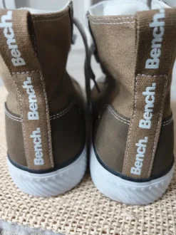 Bench Chucks Sneaker in Beige.