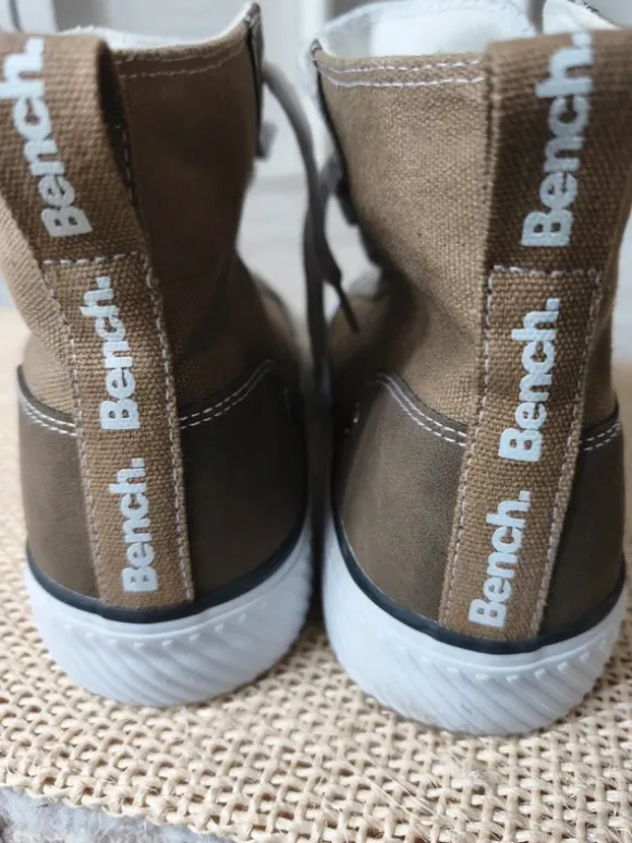 Bench Chucks Sneaker in Beige.