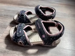 Bequeme Sandalen mit Klettverschluss und Sternen