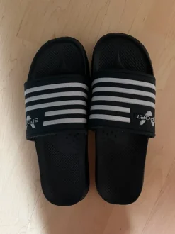 Bequeme schwarze Badeschlappen / Schlappen mit Streifen