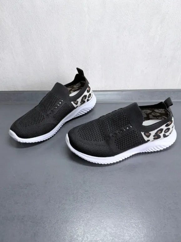 Bequeme Slipper Schwarz + Leo Muster Gr. 36