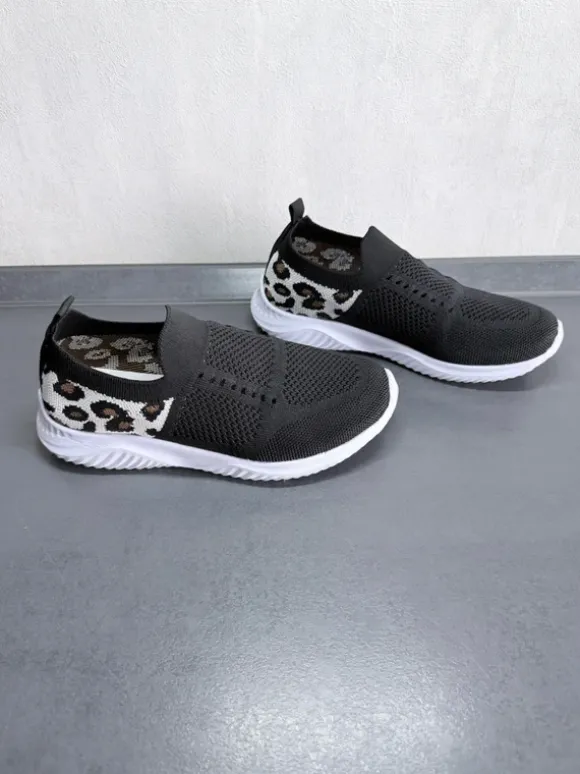 Bequeme Slipper Schwarz + Leo Muster Gr. 36
