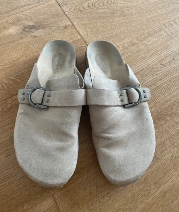 Bershka Clogs Mules Schlappen Slipper beige Suede Gr. 39