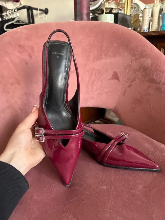 Bershka Slingback-Pumps / Kitten Heels in Weinrot (Lack-Optik)