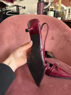 Bershka Slingback-Pumps / Kitten Heels in Weinrot (Lack-Optik)