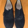 Blaue Schnürschuhe