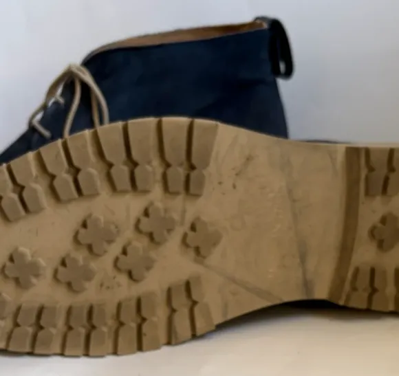 Blauwe suède schoenen.