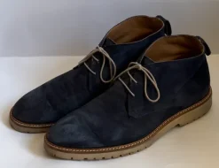 Blauwe suède schoenen.
