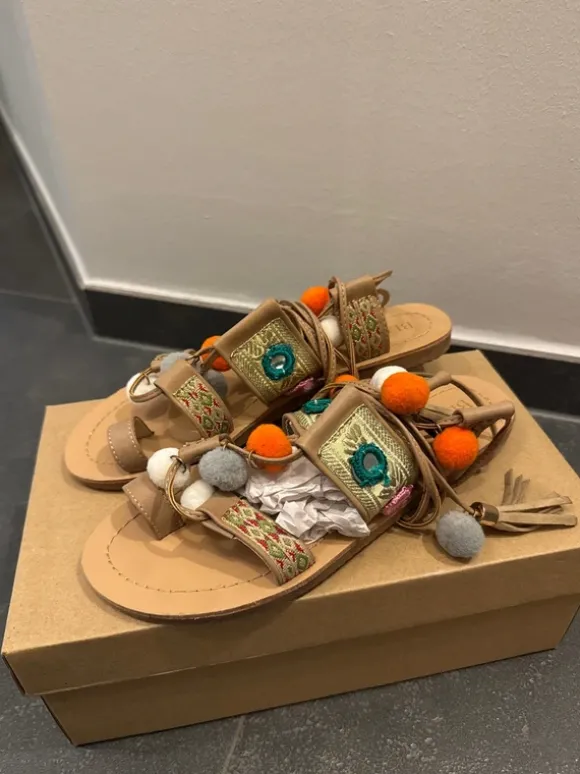 Boho Sandalen mit Schnürung | Quasten/Bommel Details | Sommerschuhe