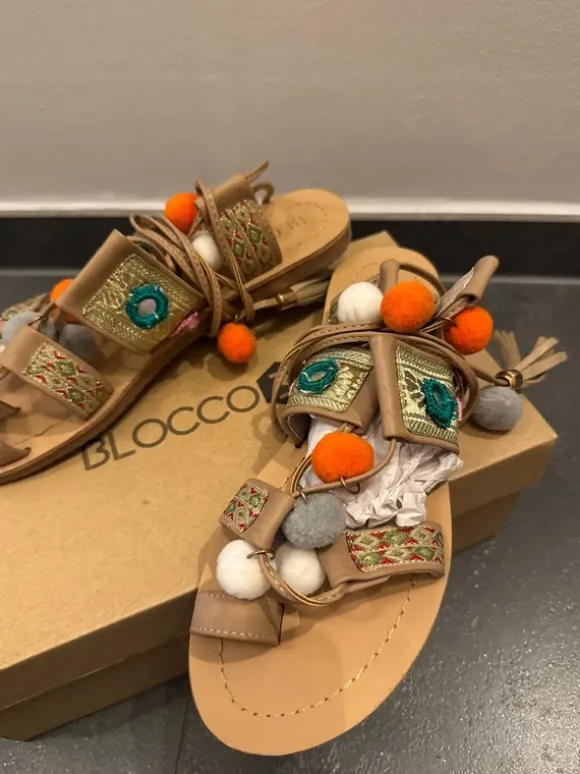 Boho Sandalen mit Schnürung | Quasten/Bommel Details | Sommerschuhe