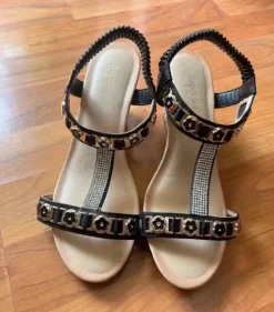 Boho Wedges / Keilsandaletten mit Strass & Blumen - Gold / Schwarz