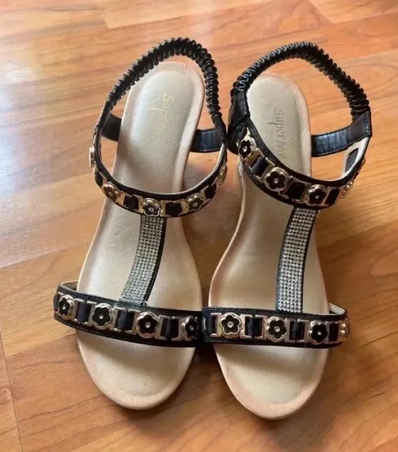 Boho Wedges / Keilsandaletten mit Strass & Blumen - Gold / Schwarz