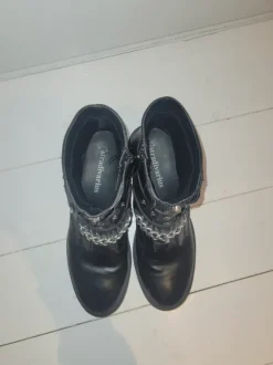 Boots Stradivarius