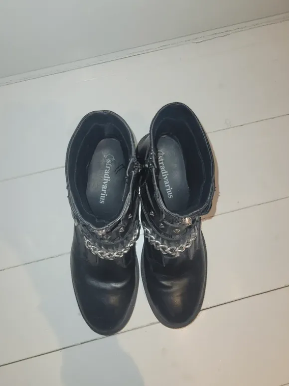 Boots Stradivarius