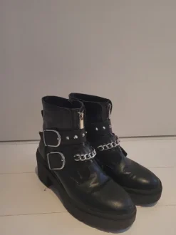 Boots Stradivarius