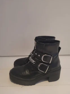 Boots Stradivarius