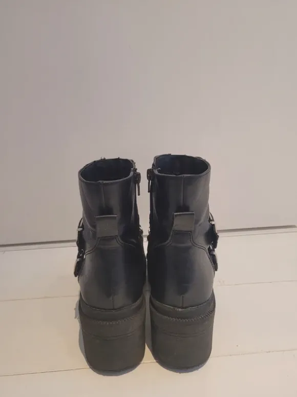 Boots Stradivarius