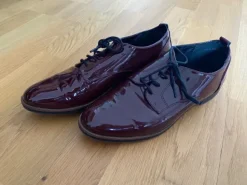 Bordeauxrote Lackschuhe Schnürer Gr. 38
