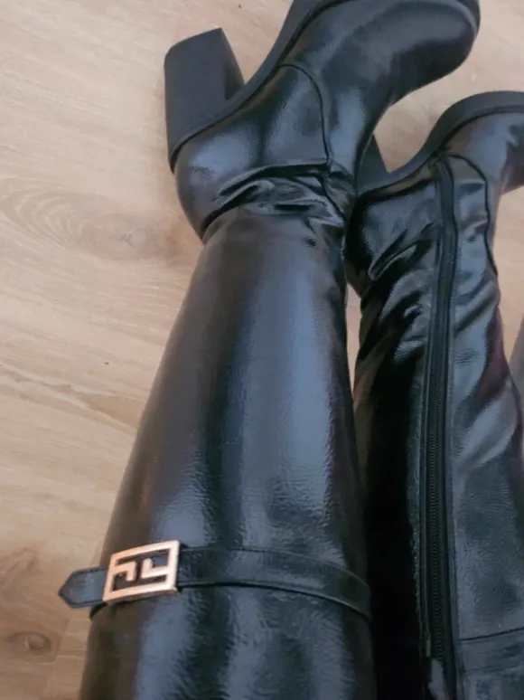 Bottes noires vernies taille 37 comme neuves
