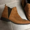 Braune stiefeletten