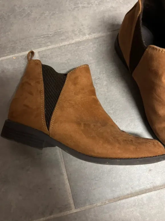 Braune stiefeletten