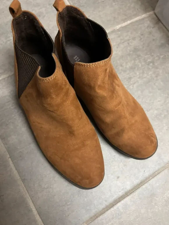 Braune stiefeletten
