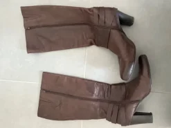 Bruine leren knielaarzen met hak & gespen