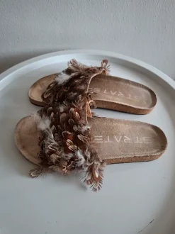Bruine Sandalen Met Veren Strategia