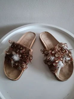 Bruine Sandalen Met Veren Strategia