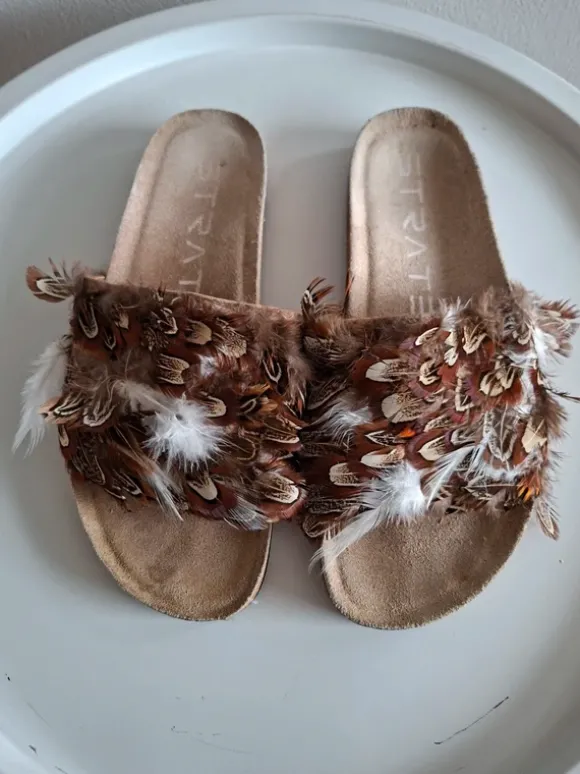 Bruine Sandalen Met Veren Strategia